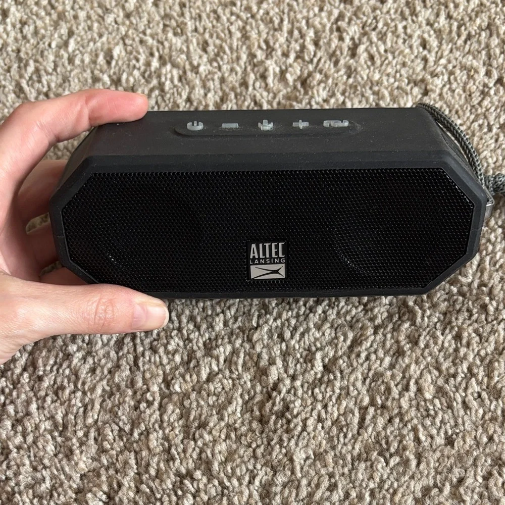 ALTEC LANSING PORTIBLE SPEAKER WORKS WATERPROOF - Picture 3 of 6